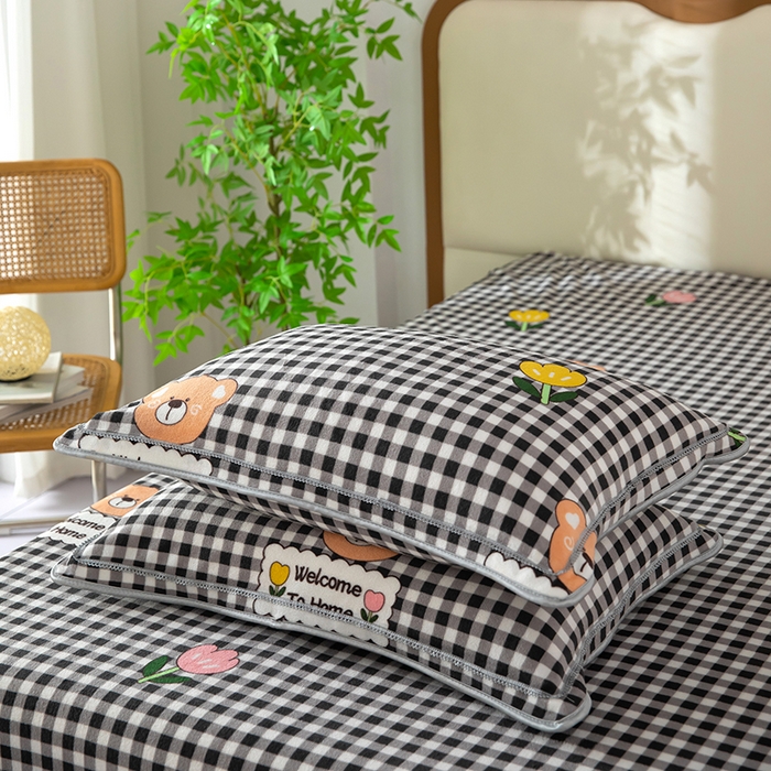 91家纺网 家纺一手货源 找家纺 雨萝家纺 2024新款亲肤舒适牛奶绒四件套 格子熊