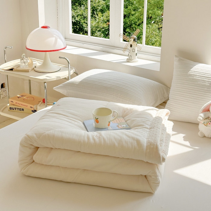 91家纺网 家纺一手货源 找家纺 木楌家居 2025新款全棉A类皱皱纱刺绣手包边豆豆被 清欢