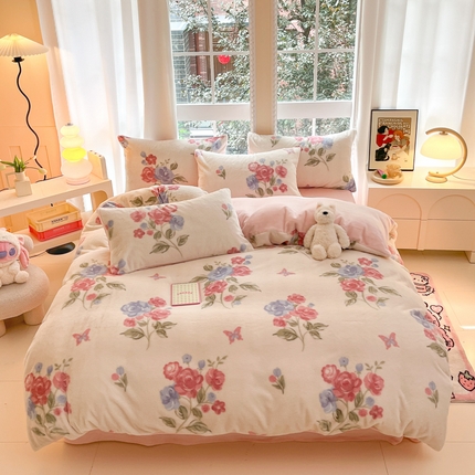 91家纺网 家纺一手货源 找家纺 慕澄家纺 2024新款兔绒牛奶绒加厚保暖印花四件套 花飞蝶舞