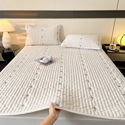 91家纺网 家纺一手货源 找家纺 2024新款A类纯色牛奶绒刺绣薄款床垫加厚绒保暖床笠床护垫 艾维-白（床褥款）