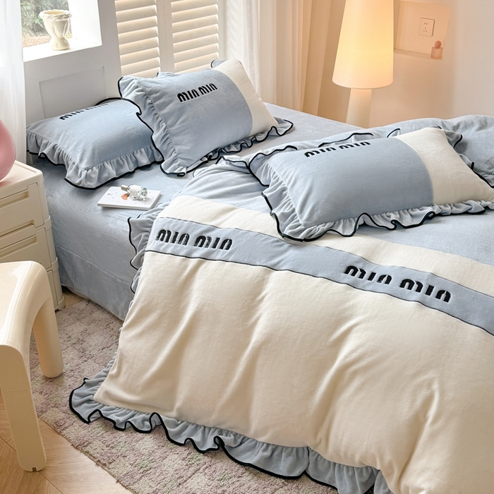 91家纺网 家纺一手货源 找家纺 凯美家居 2024新款牛奶绒刺绣花边四件套-美丽格 美丽格-蓝灰