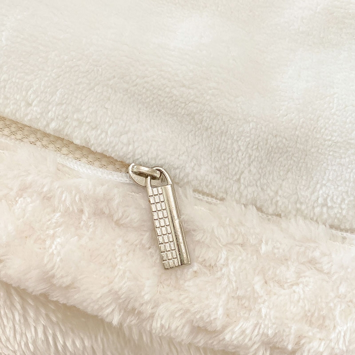 91家纺网 家纺一手货源 找家纺 2024新款简约包边全消光雕花牛奶绒兔兔绒四件套 雕花包边-千鸟格小熊-粉