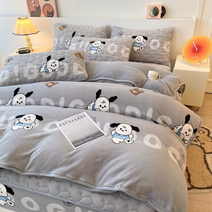 91家纺网 家纺一手货源 找家纺 2024秋冬A类牛奶绒加厚夹棉床笠+牛奶绒被套四件套字母狗