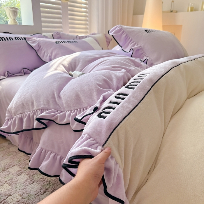 91家纺网 家纺一手货源 找家纺 凯美家居 2024新款牛奶绒刺绣花边四件套-美丽格 美丽格-紫