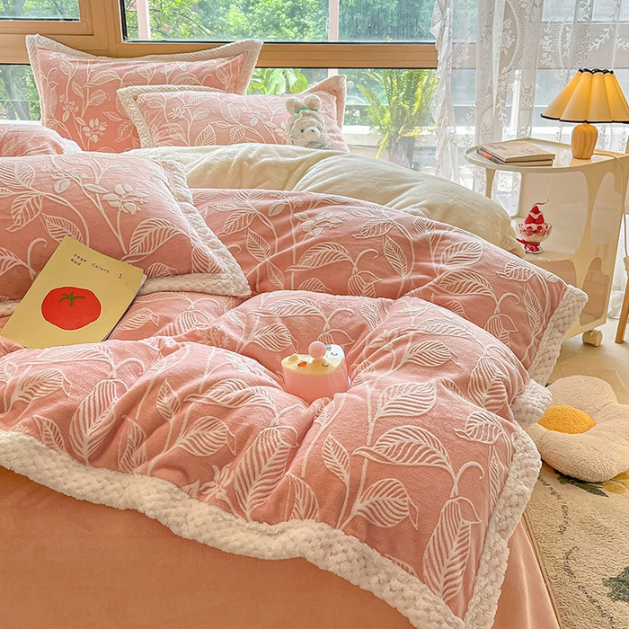 91家纺网 家纺一手货源 找家纺 2024新款简约包边全消光雕花牛奶绒兔兔绒四件套 雕花包边-迪娅妮 粉玉