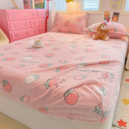91家纺网 家纺一手货源 找家纺 韩巢家纺 2024新款加厚雪花绒卡通印花保暖床笠三件套 奶油草莓