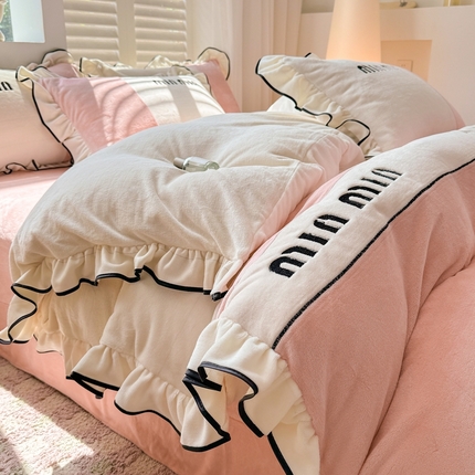 91家纺网 家纺一手货源 找家纺 凯美家居 2024新款牛奶绒刺绣花边四件套-美丽格 美丽格-白粉