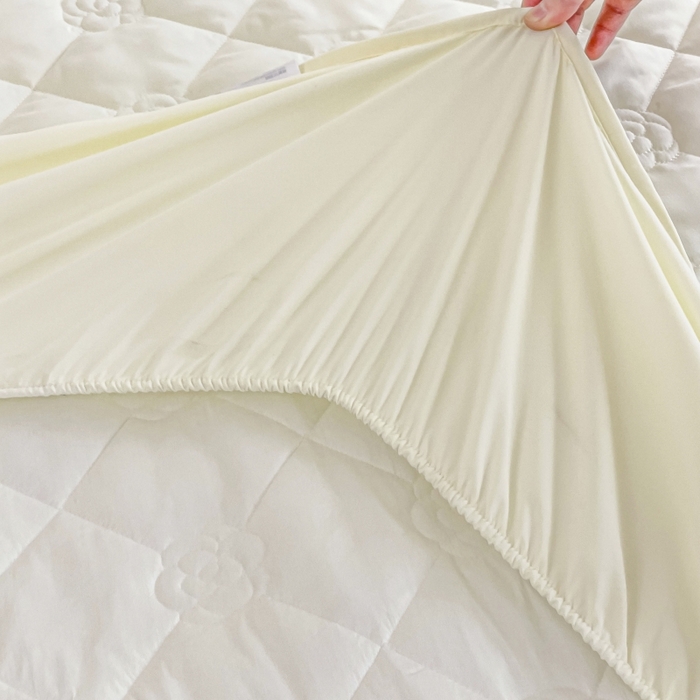 91家纺网 家纺一手货源 找家纺 丝涟家居 2025新款A类亲肤棉防水防污床笠--花朵款 玫瑰花-月光白