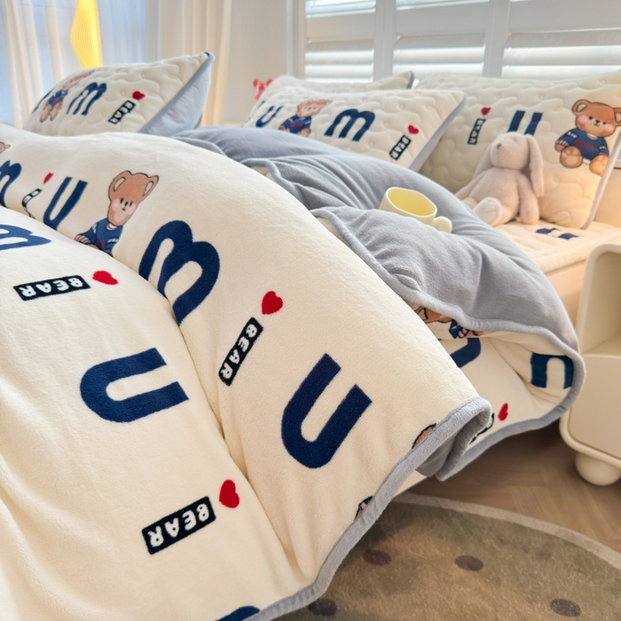 91家纺网 家纺一手货源 找家纺 2024秋冬新款牛奶绒加厚夹棉床褥垫+牛奶绒被套四件套妙妙熊