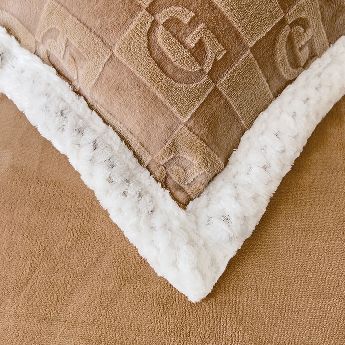 91家纺网 家纺一手货源 找家纺 2024新款简约包边全消光雕花牛奶绒兔兔绒四件套 包边绒 麦格娅 咖