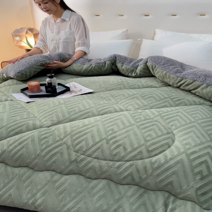 91家纺网 家纺一手货源 找家纺 锦逸家居 2025新款剪花牛奶绒冬被纯色冬被雕花牛奶绒冬被被子被芯春秋被 卡其