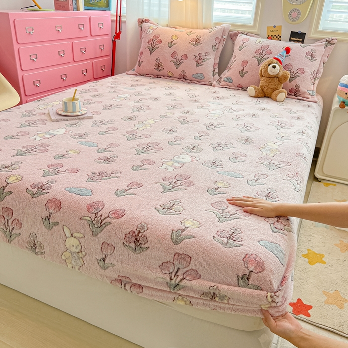 91家纺网 家纺一手货源 找家纺 韩巢家纺 2024新款加厚雪花绒卡通印花保暖床笠三件套 花园熊(粉)