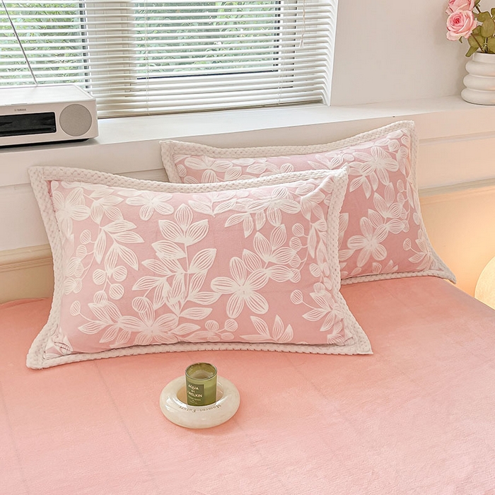 91家纺网 家纺一手货源 找家纺 2024新款简约包边全消光雕花牛奶绒兔兔绒四件套 雕花包边-爱在秋冬 樱花粉