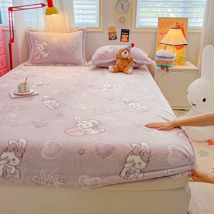 91家纺网 家纺一手货源 找家纺 韩巢家纺 2024新款加厚雪花绒卡通印花保暖床笠三件套 爱心兔(紫)