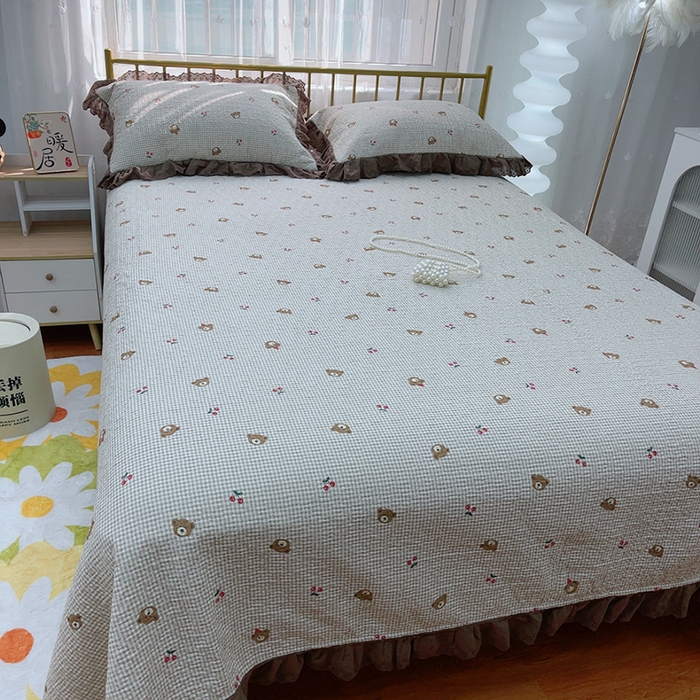 91家纺网 家纺一手货源 找家纺 2024新款亲肤舒适法式床盖三件套 熊头小格子