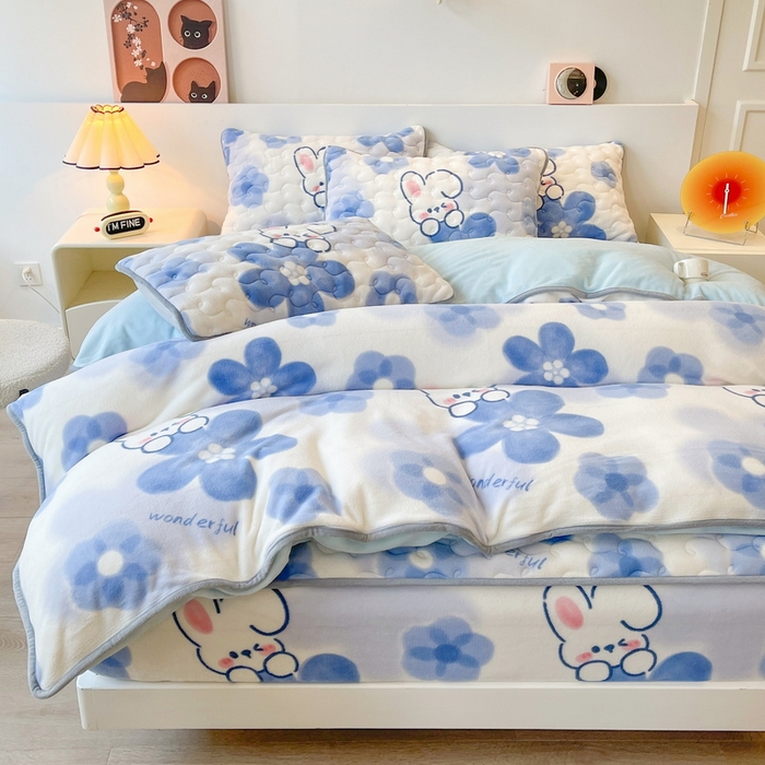 91家纺网 家纺一手货源 找家纺 2024秋冬A类牛奶绒加厚夹棉床笠+牛奶绒被套四件套蓓蕾兔-兰