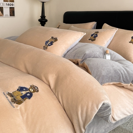 91家纺网 家纺一手货源 找家纺 红嘴企鹅 2025新款A类加厚牛奶绒刺绣四件套 学院熊-灰色