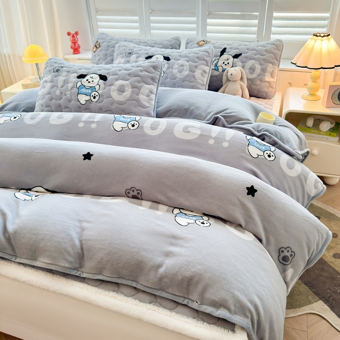91家纺网 家纺一手货源 找家纺 2024秋冬新款牛奶绒加厚夹棉床褥垫+牛奶绒被套四件套字母狗