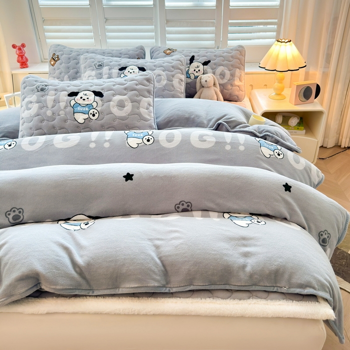 91家纺网 家纺一手货源 找家纺 2024秋冬新款牛奶绒加厚夹棉床褥垫+牛奶绒被套四件套字母狗