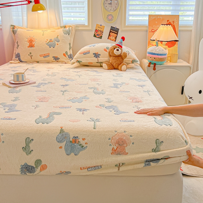 91家纺网 家纺一手货源 找家纺 韩巢家纺 2024新款加厚雪花绒卡通印花保暖床笠三件套 恐龙宝贝(绿)