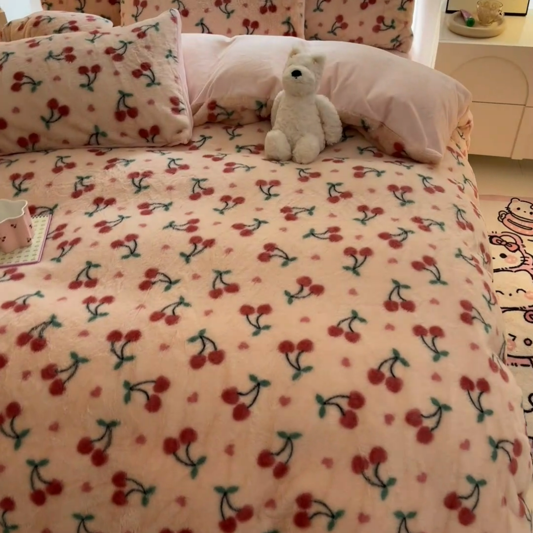 91家纺网 家纺一手货源 找家纺 慕澄家纺 2024新款兔绒牛奶绒加厚保暖印花四件套 樱桃小丸子