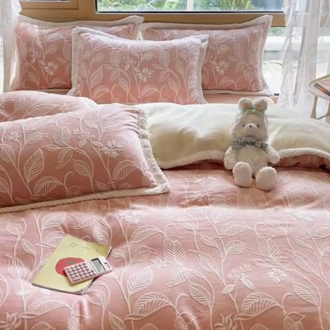 91家纺网 家纺一手货源 找家纺 2024新款简约包边全消光雕花牛奶绒兔兔绒四件套 雕花包边-迪娅妮 粉玉