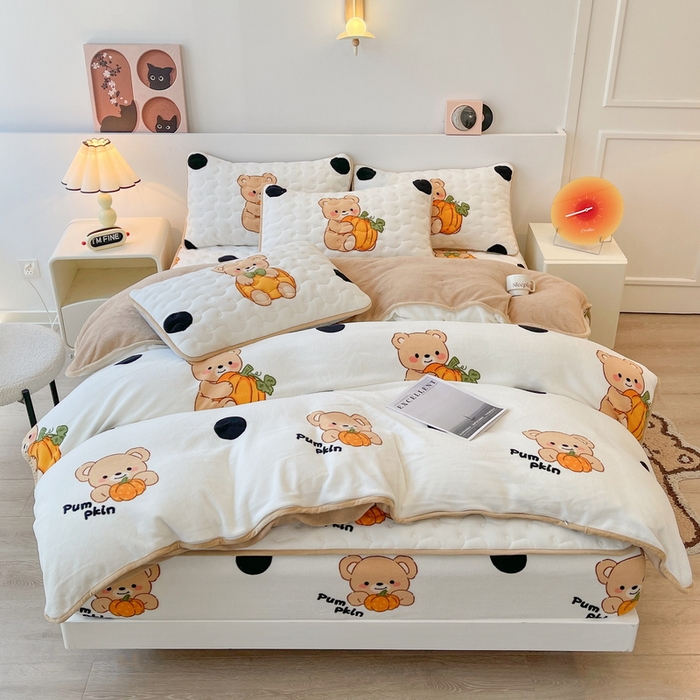 91家纺网 家纺一手货源 找家纺 2024秋冬A类牛奶绒加厚夹棉床笠+牛奶绒被套四件套波点熊