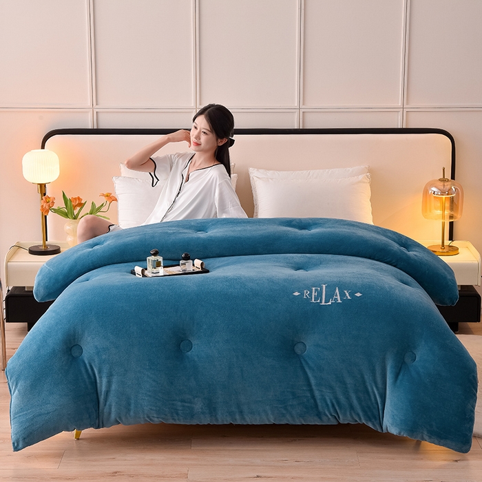 91家纺网 家纺一手货源 找家纺 牛魔王家居 2024新款加厚牛奶绒绣花冬被春秋被大豆被被子 牛奶绒+宾利蓝