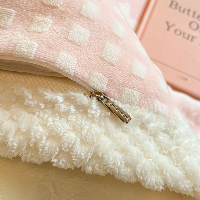 91家纺网 家纺一手货源 找家纺 2024新款简约包边全消光雕花牛奶绒兔兔绒四件套 雕花包边-阿芙朵 粉