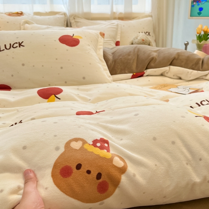 91家纺网 家纺一手货源 找家纺 慕尚家纺 2025新款3.5kg高克重田园花卉类牛奶绒四件套 苹果小熊