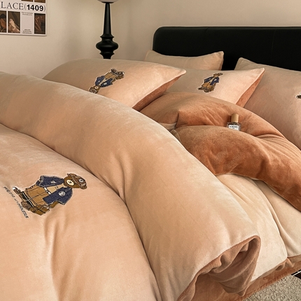 91家纺网 家纺一手货源 找家纺 红嘴企鹅 2025新款A类加厚牛奶绒刺绣四件套 学院熊-咖色