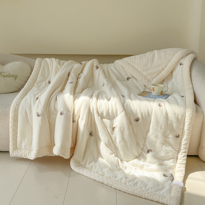 91家纺网 家纺一手货源 找家纺 木楌家居 2025新款全棉A类皱皱纱刺绣手包边豆豆被 熊宝贝