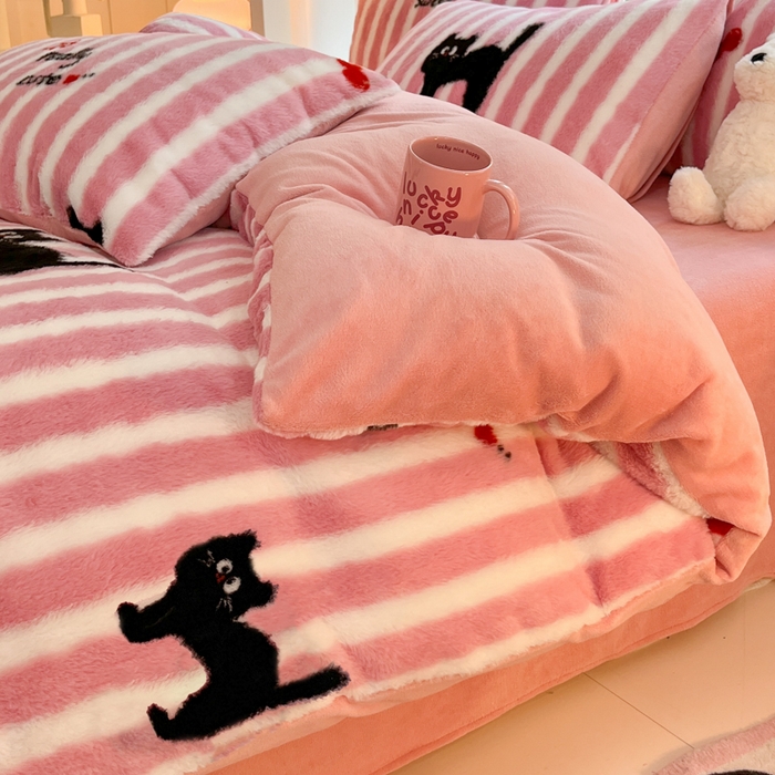 91家纺网 家纺一手货源 找家纺 慕澄家纺 2024新款兔绒牛奶绒加厚保暖印花四件套 黑猫咪咪