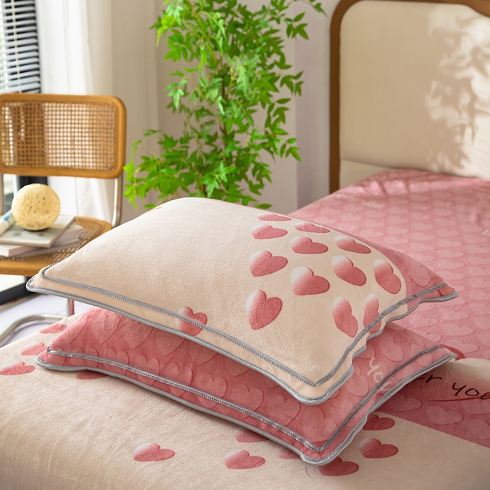 91家纺网 家纺一手货源 找家纺 雨萝家纺 2024新款亲肤舒适牛奶绒四件套 心有灵犀