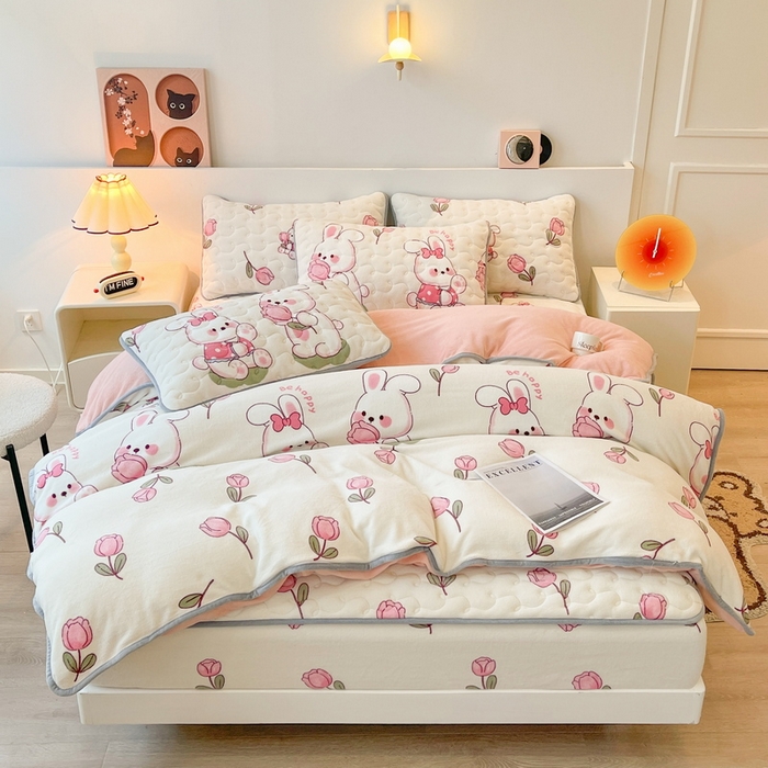 91家纺网 家纺一手货源 找家纺 2024秋冬A类牛奶绒加厚夹棉床笠+牛奶绒被套四件套浪漫小兔