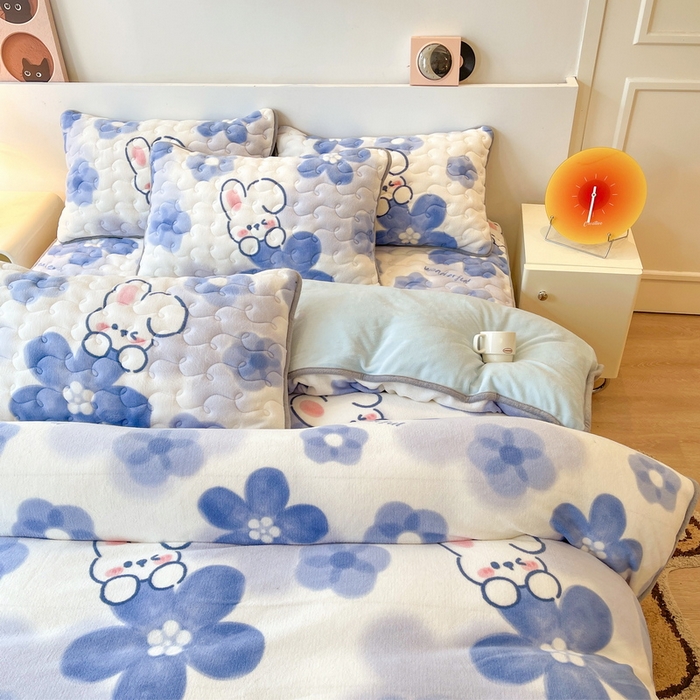 91家纺网 家纺一手货源 找家纺 2024秋冬A类牛奶绒加厚夹棉床笠+牛奶绒被套四件套蓓蕾兔-兰