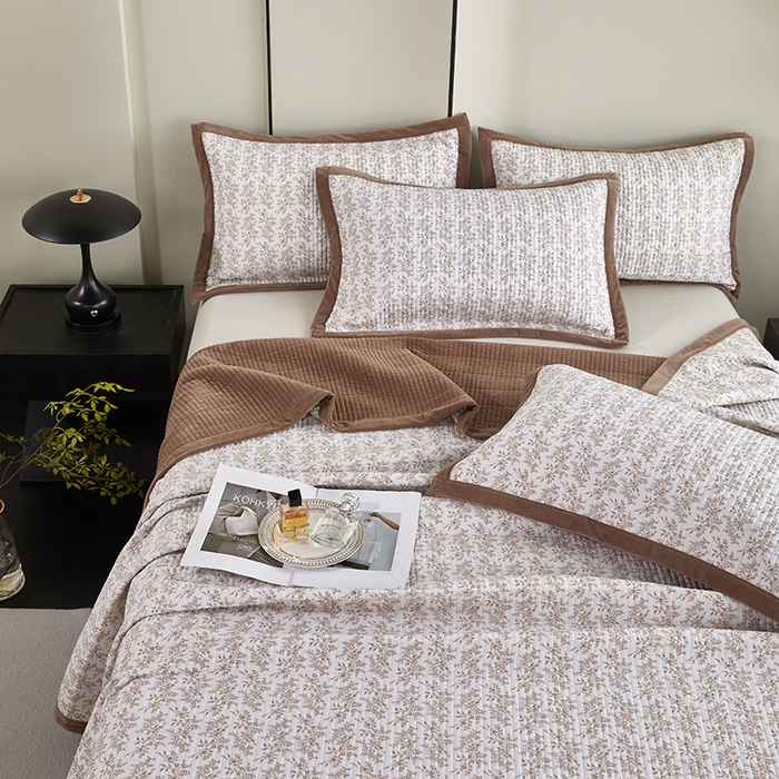 91家纺网 家纺一手货源 找家纺 莎果家纺 2025秋冬一面天丝一面绒高温砂洗床盖三件套 薇拉-棕