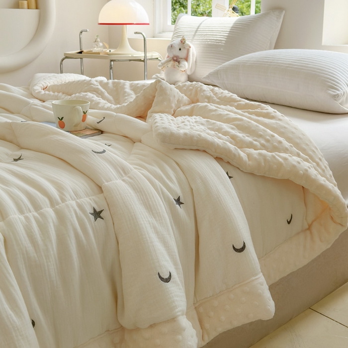 91家纺网 家纺一手货源 找家纺 木楌家居 2025新款全棉A类皱皱纱刺绣手包边豆豆被 星柔