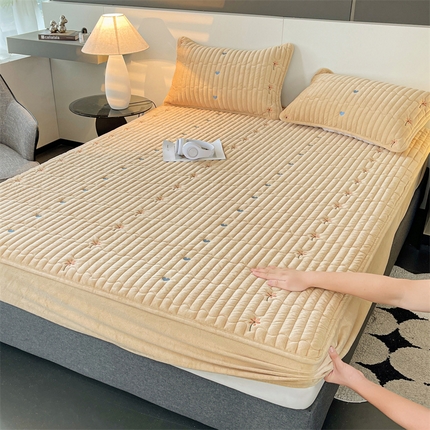 91家纺网 家纺一手货源 找家纺 2024新款A类纯色牛奶绒刺绣薄款床垫加厚绒保暖床笠床护垫 艾维-卡其（床笠款）