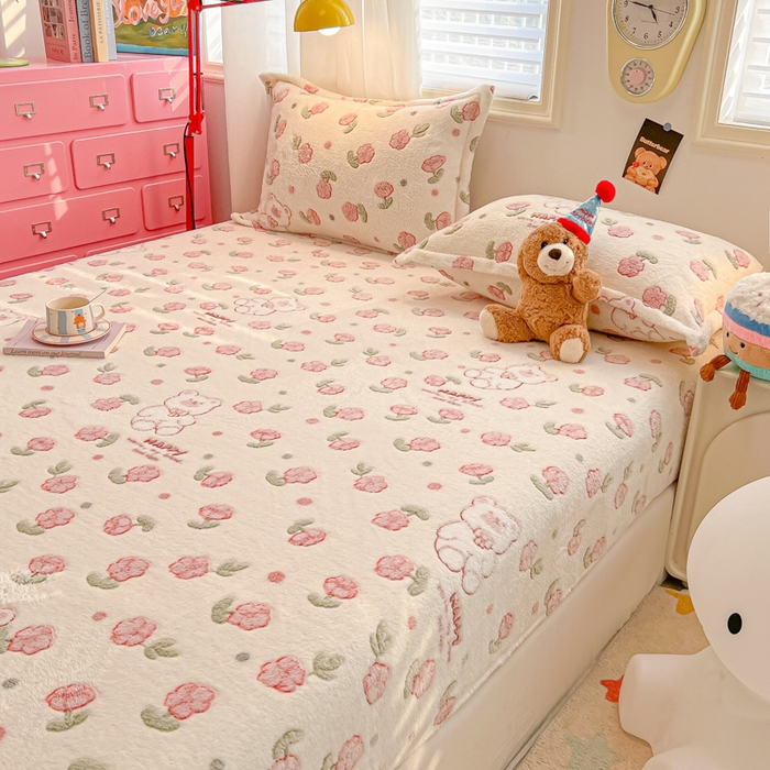 91家纺网 家纺一手货源 找家纺 韩巢家纺 2024新款加厚雪花绒卡通印花保暖床笠三件套 花花世界