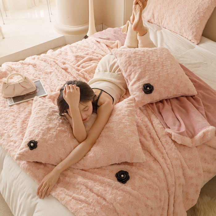 91家纺网 家纺一手货源 找家纺 2024秋冬保暖加厚绒类玫瑰兔绒毛毯、抱枕 毛毯-裸粉