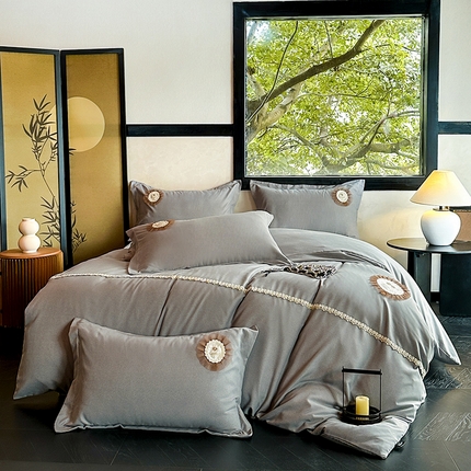 91家纺网 家纺一手货源 找家纺 梵克保罗 2024秋冬加厚肌理纹碳素磨毛刺绣贴布绣花边新中式四件套 灰色