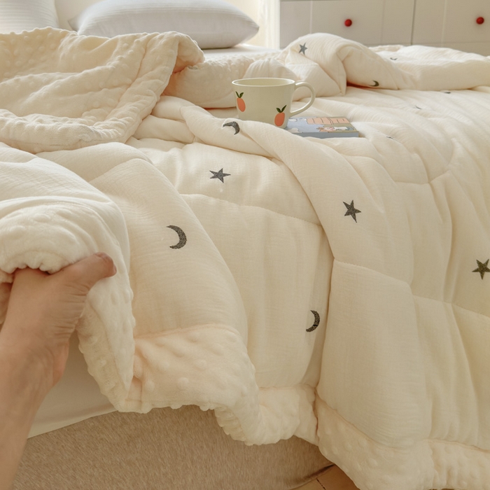 91家纺网 家纺一手货源 找家纺 木楌家居 2025新款全棉A类皱皱纱刺绣手包边豆豆被 星柔