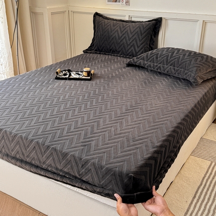 91家纺网 家纺一手货源 找家纺 （总）首尔家纺 2024新款床笠雕花牛奶绒床笠水波纹可配同款枕套