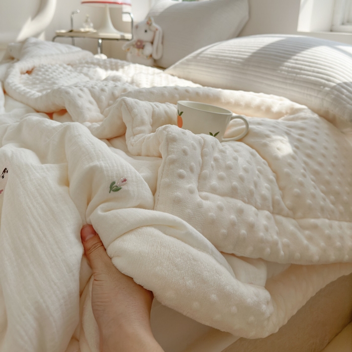 91家纺网 家纺一手货源 找家纺 木楌家居 2025新款全棉A类皱皱纱刺绣手包边豆豆被 芊朵