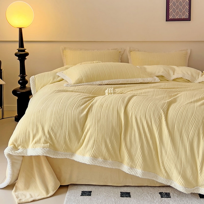 91家纺网 家纺一手货源 找家纺 2024新款简约包边全消光雕花牛奶绒兔兔绒四件套 包边绒 波浪条米黄