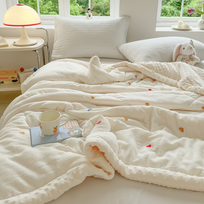 91家纺网 家纺一手货源 找家纺 木楌家居 2025新款全棉A类皱皱纱刺绣手包边豆豆被 心动