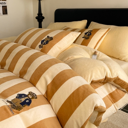 91家纺网 家纺一手货源 找家纺 红嘴企鹅 2025新款A类加厚牛奶绒刺绣四件套 学院熊-黄条纹