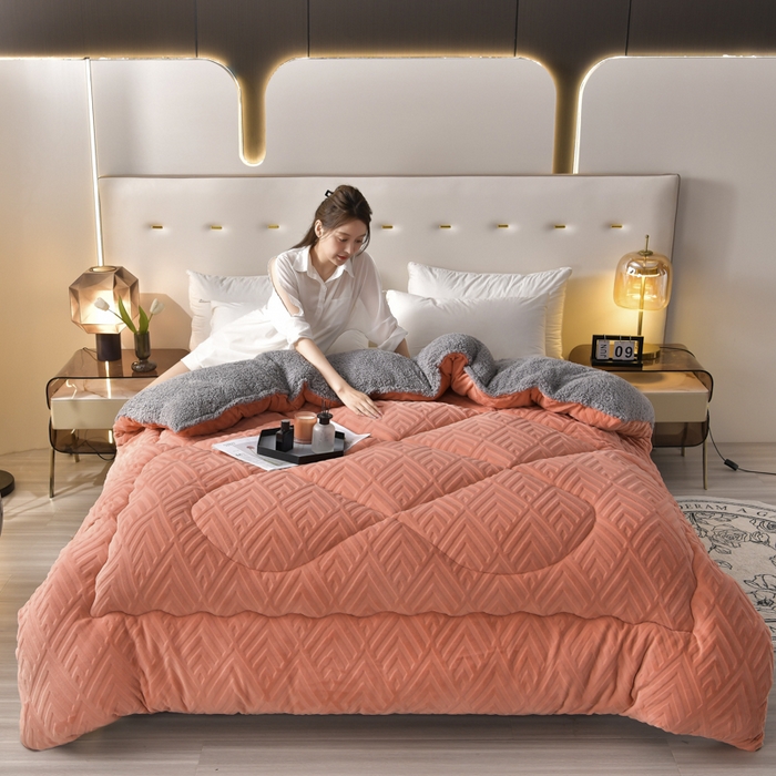 91家纺网 家纺一手货源 找家纺 锦逸家居 2025新款剪花牛奶绒冬被纯色冬被雕花牛奶绒冬被被子被芯春秋被 落日橙