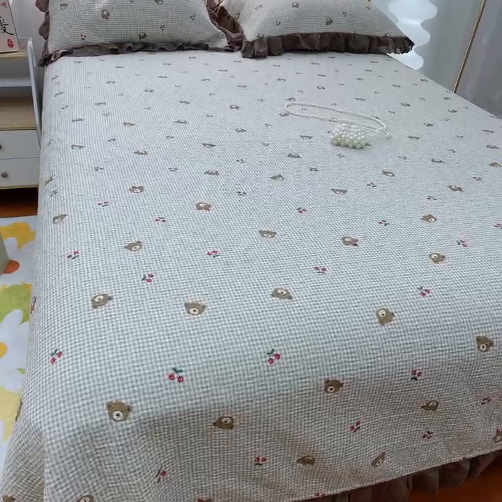 91家纺网 家纺一手货源 找家纺 2024新款亲肤舒适法式床盖三件套 熊头小格子